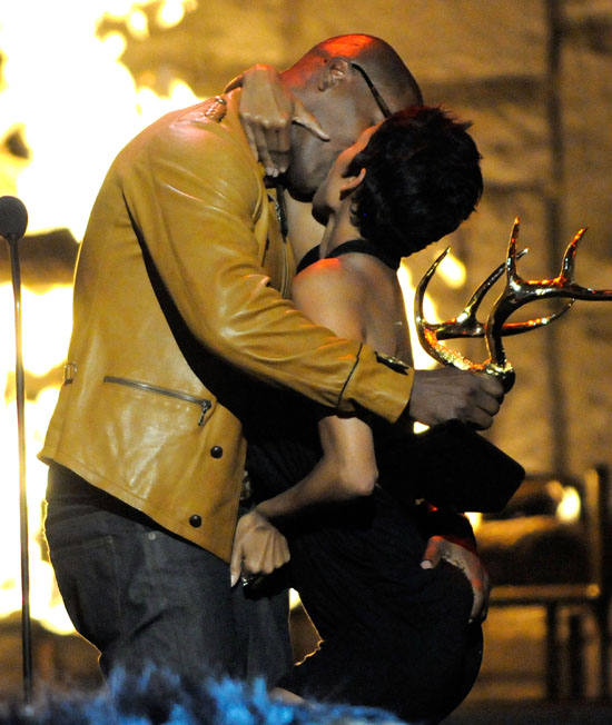 Jamie Foxx and Halle Berry Kiss at the 2009 Spike TV Guys' Choice Awar...