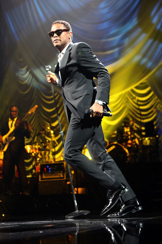 Maxwell Performs in New York City for his "BLACKsummers'night" Fall Tour