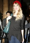 Taylor Swift outside her hotel in London, England – November 18th 2009