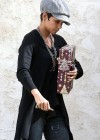 Halle Berry dropping off a friend’s Christmas gift in Los Angeles – December 17th 2009