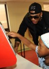 Nelly visits sick children and delivers Christmas gifts at the Aflac Children’s Cancer Center of Atlanta