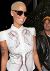 amber-rose-beso-restaurant-sunglasses