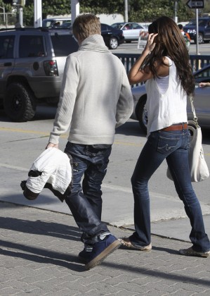 Justin Bieber And Selena Gomez Spotted Holding Hands At The Pier In Justin Bieber And Selena Gomez Spotted Holding Hands At The Pier In