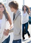 selena-justin-holding-hands-top