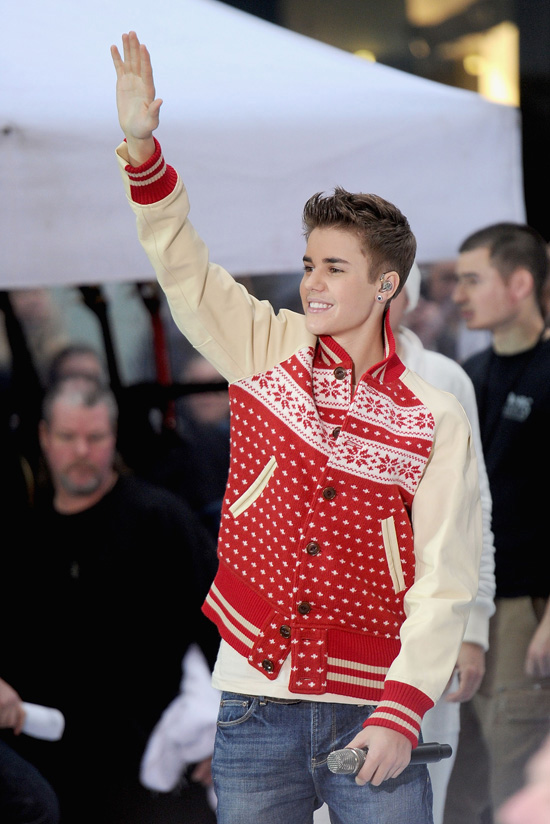 Justin Bieber Forgets the Lyrics to Santa Clause is Coming to Town During "Today" Show Performance