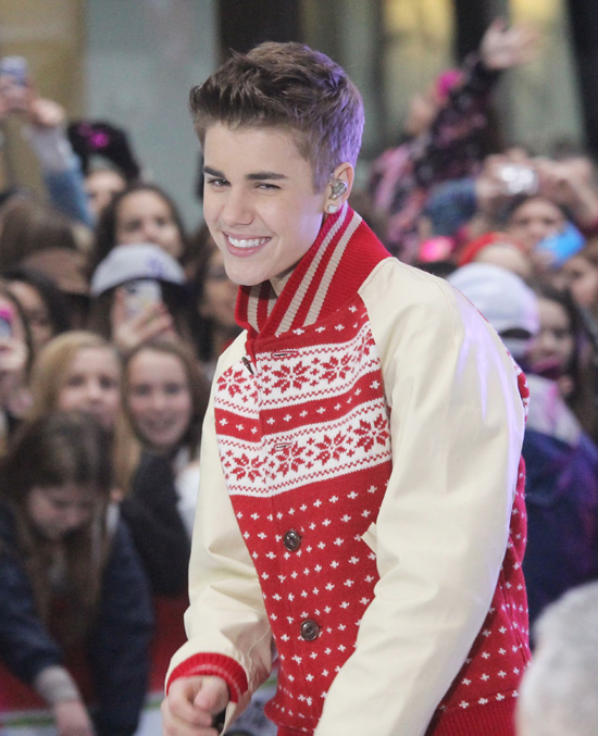 Justin Bieber Forgets the Lyrics to Santa Clause is Coming to Town During "Today" Show Performance
