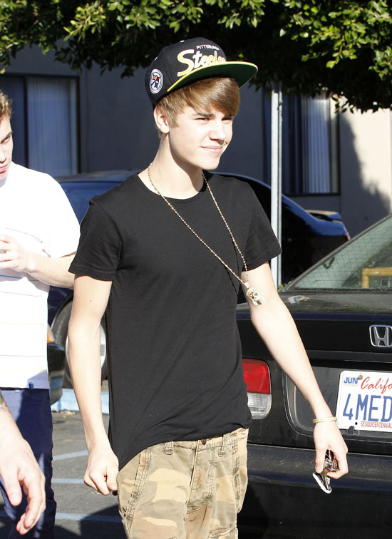 Justin Bieber Shows Off New Jesus Tattoo While Hanging Out With His Dad ...