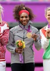 Gold Medal winner Serena Williams with silver medalist Maria Sharapova (L) and bronze medalist Victoria Azarenka — 2012 London Olympics
