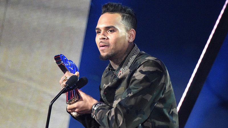 Chris Brown Debuts Brand New Perm At Iheartradio Music Awards