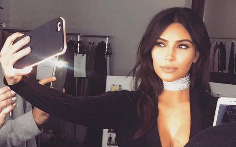 Kim Kardashian Pockets A Cool 700 000 For Taking Selfies