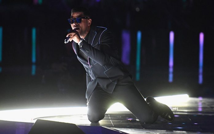 Maxwell Gets BET Awards Crowd Hot & Bothered With Silky Smooth "Gods ...