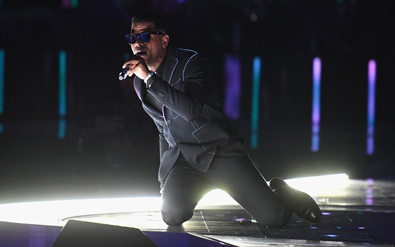 Maxwell Gets BET Awards Crowd Hot & Bothered With Silky Smooth "Gods