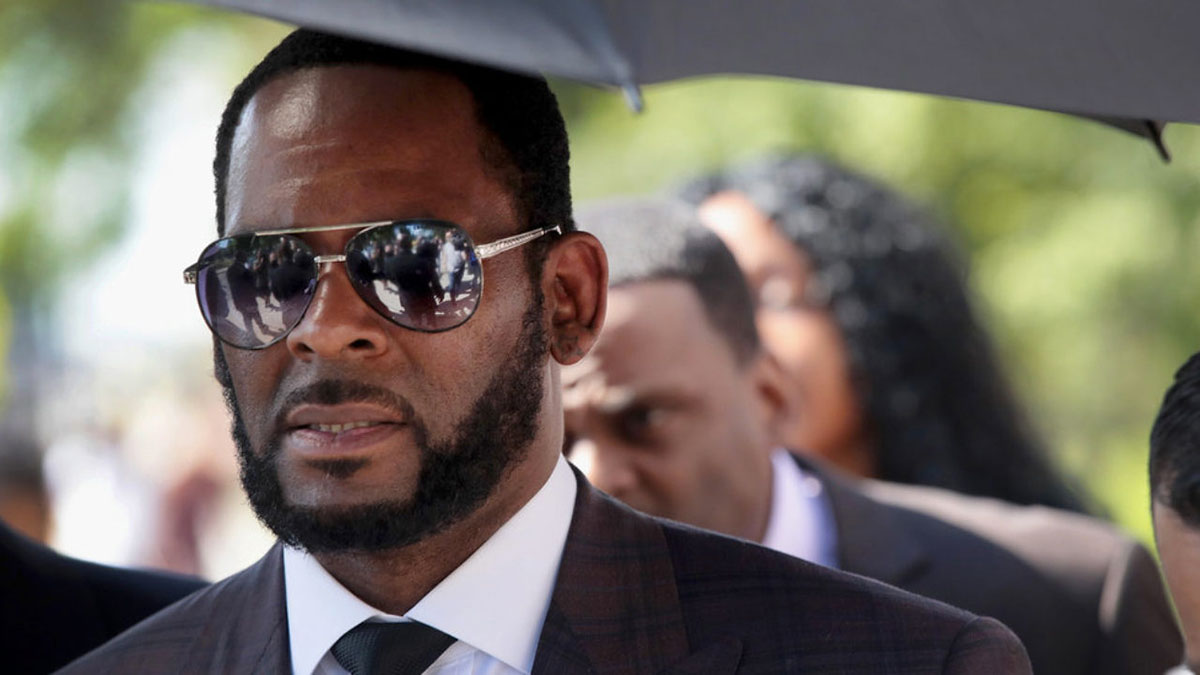 R Kelly S Inner Circle Reportedly Gave The Feds 20 Videos Of Him