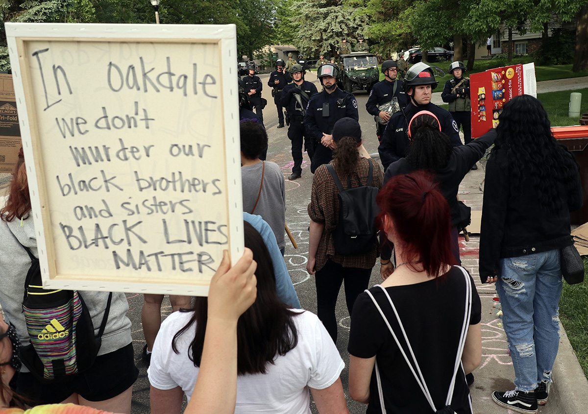  FOTOS de los DISTURBIOS de MINNEAPOLIS Derek-chauvin-house-police-protesters-1